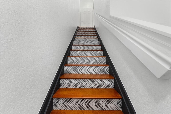 Building Photo - 463 School House Rd