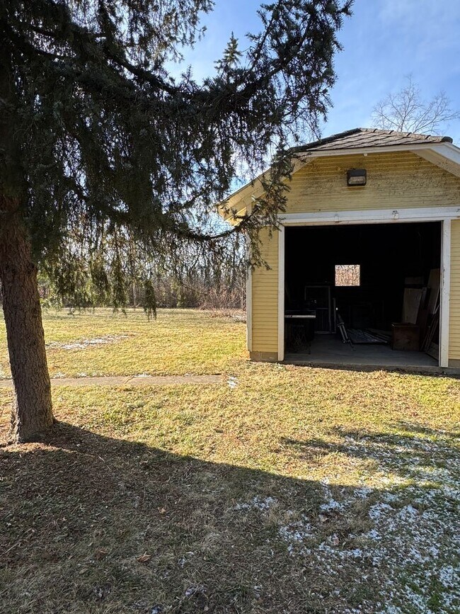 Building Photo - Charming 4-Bedroom Home in Private Setting