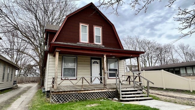 Primary Photo - 914 Broadway Ave NW