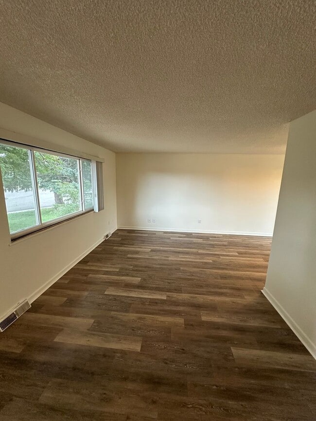 Building Photo - Fantastic 4 bdrm home avail NOW
