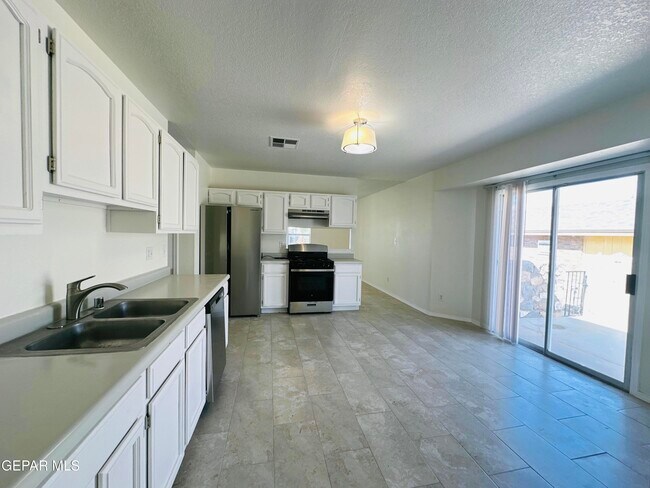 Building Photo - 12480 Martin Bauman Dr