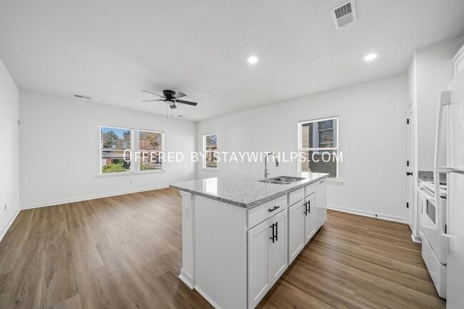 Building Photo - 1571 Court Ave