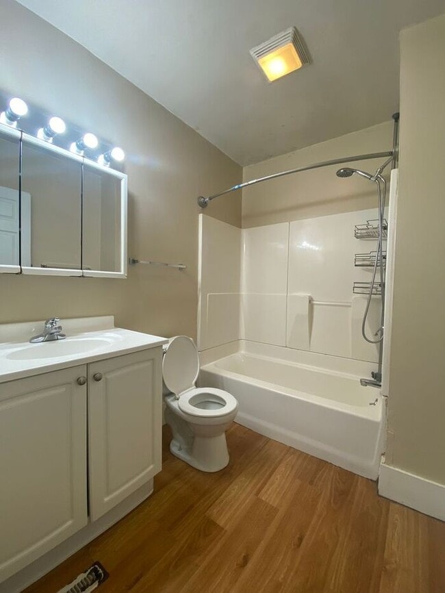 Building Photo - $2,200 | 3 Bedroom, 1.5 Bathroom House | P...