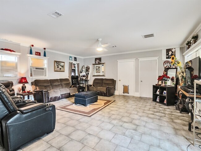 Building Photo - 815 Avenue G