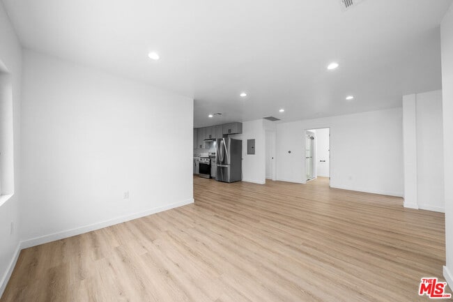 Building Photo - 1537 N Kingsley Dr