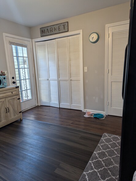 Dining and laundry closets - 106 Brentwood Pointe