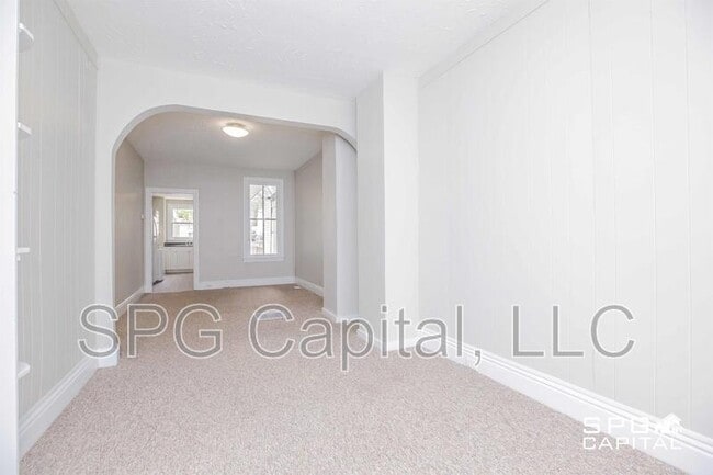 Building Photo - 653 W College Ave