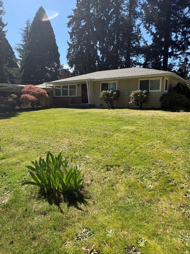 Building Photo - 3 bedrooms, 2 Baths Ranch Home with Large, Fenced Yard in the River Crest Neighborhood!