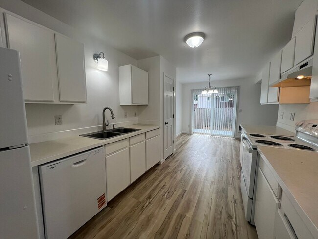 Building Photo - Rent Reduction; MOVE IN SPECIAL; Remodeled...