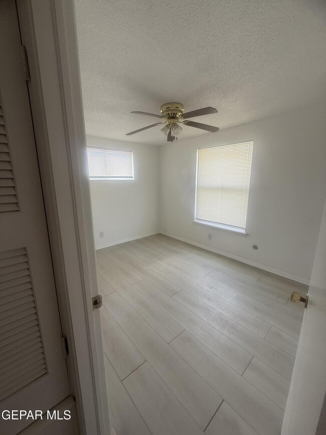 Building Photo - 3010 Wedgewood Dr