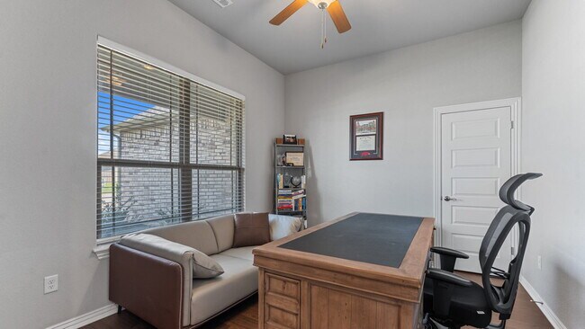 Building Photo - Spacious 4-Bedroom Gem