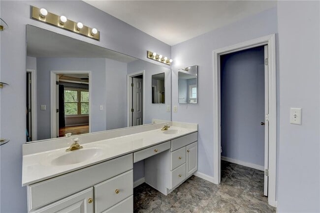 Building Photo - 2455 Kirkstone Dr