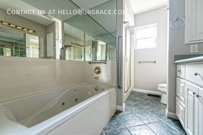 Building Photo - 525 W 4th St