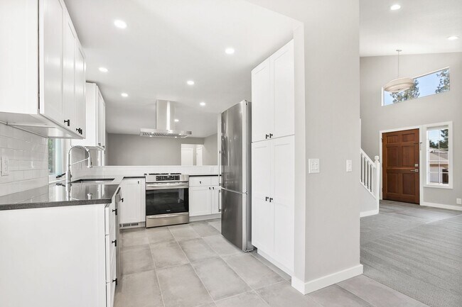 Building Photo - Inviting Everett Home Featuring 3 Bedrooms, Fireplace, and Fully Fenced Backyard