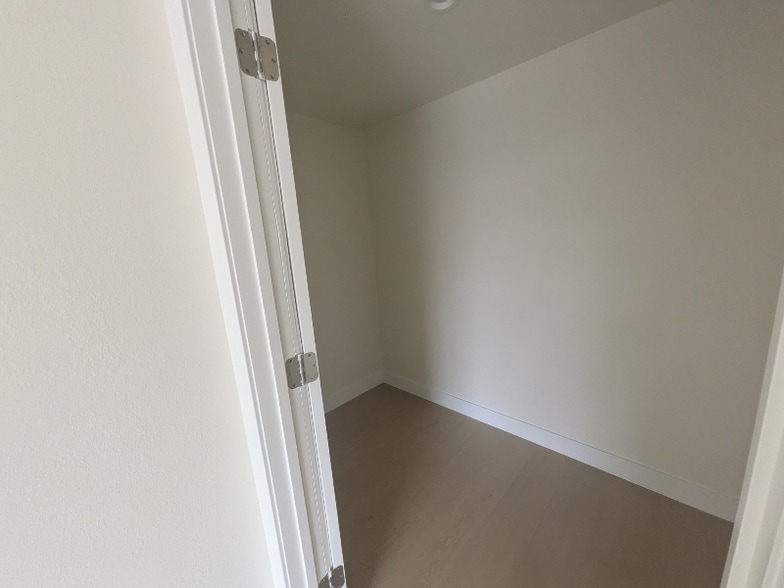 Building Photo - 6164 Ibbetson Ave