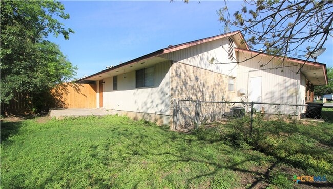Building Photo - 317 Briarwood Dr