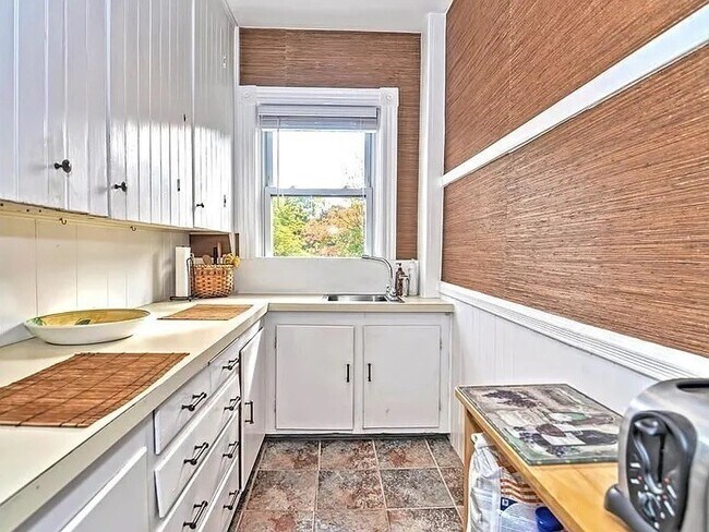 Building Photo - 42 Pleasant St