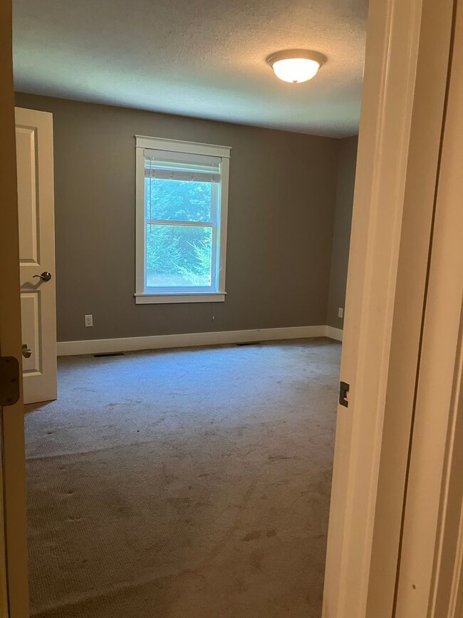 Building Photo - Maintenance free 3 bedroom 2.5 bath home i...