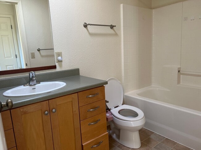 Building Photo - 655elli