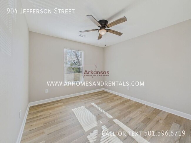 Building Photo - 904 Jefferson St