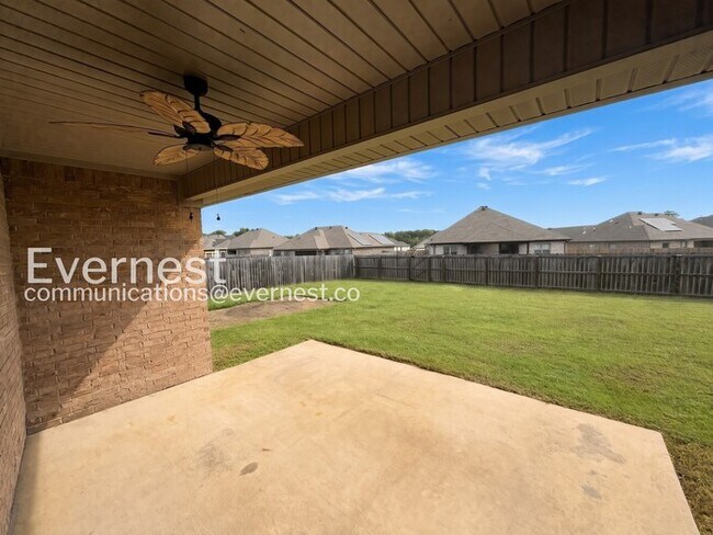 Building Photo - 4 Bed/2 Bath Home with Fenced Yard & Garage / Pet-Friendly / Available Now!
