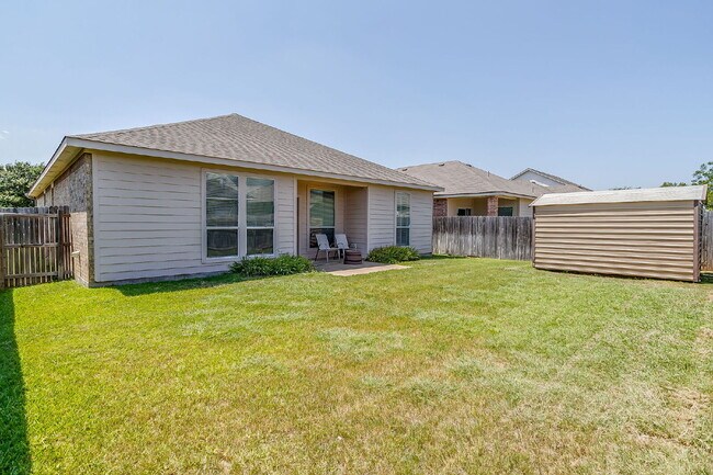 Building Photo - Fully Furnished 3 bed, 2 bath in White Settlement!