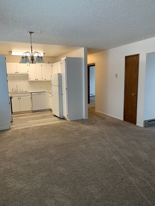 Building Photo - AVAILABLE NOW!! West side - 2 Bdrm, 1 Bath
