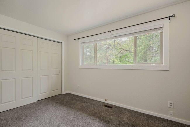 Building Photo - SW Bend Reverse-Living Home on .36 Acres | 5 Bedrooms | 3 Bathrooms