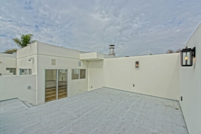 Building Photo - Beautifully Remodeled, 4BR4.5BA Hill Section Home w/ Amazing Panoramic Ocean Views, 3 Decks, Atri...