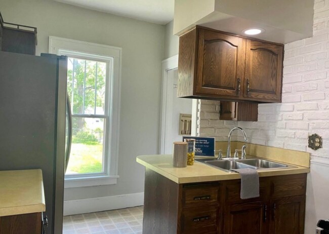 Building Photo - 3 Bedroom House - Rock Island