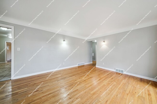 Building Photo - Rare Rental Opportunity in Oak Park