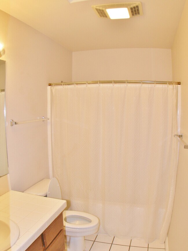 Building Photo - 4 Bed Home, 3 Car Garage! Zia School Distr...