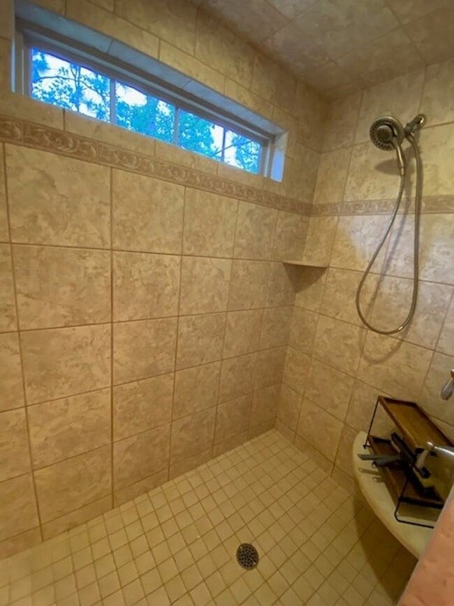 Building Photo - Beautiful Fully Furnished 3 bed 2 bath hom...