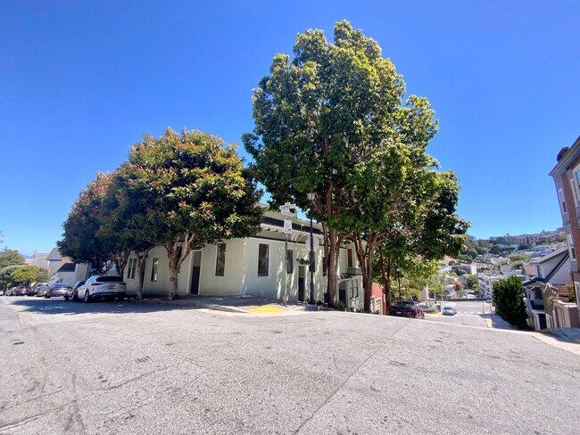Building Photo - TOP FLOOR 1BR. Remodeled! W/D IN-UNIT! Dishwasher!