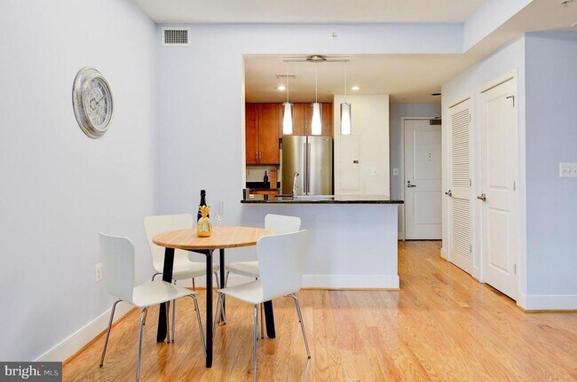 Building Photo - 1br 1 ba condo, Cityline at Tenley Condomi...