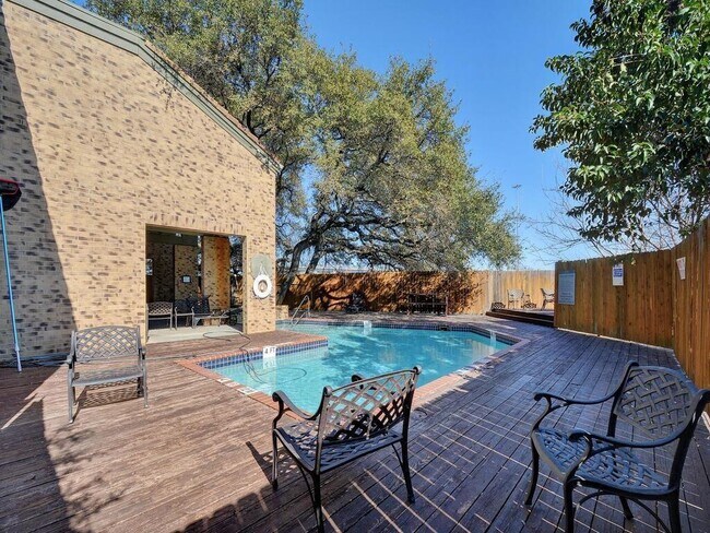 Building Photo - 8888 Tallwood Dr