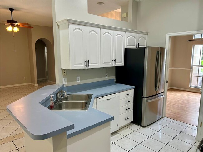 Building Photo - 10433 Lake Hill Dr