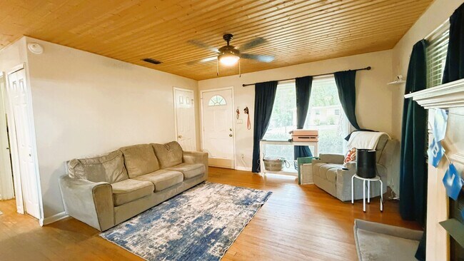 Building Photo - 1626 Mayhew St