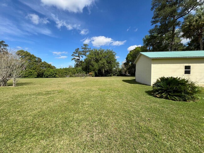 Building Photo - Beautiful 2 Bed/2 Bath Home in Ocala!! BOUNUS ROOM Included! Lawn care INCLUDED!