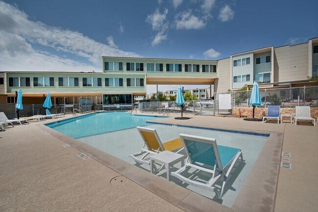 Building Photo - 604 N Bluff Dr