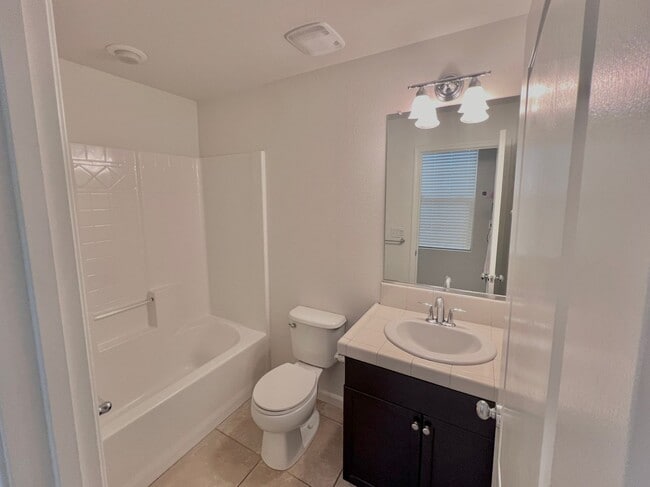 Building Photo - $2,695 Ashlan & Dewolf, 4 bedroom - Buckin...