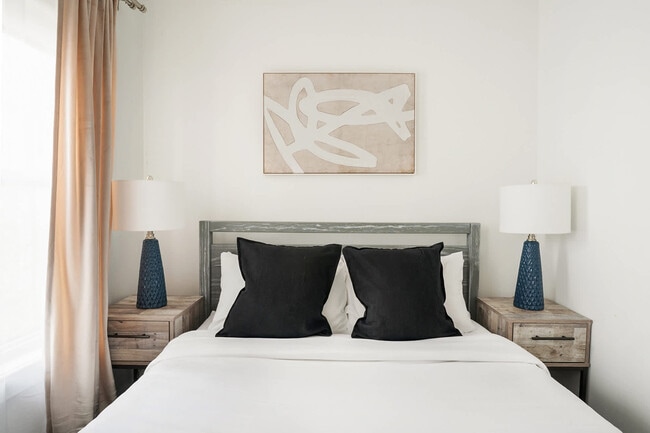 Building Photo - 359 W 39th St