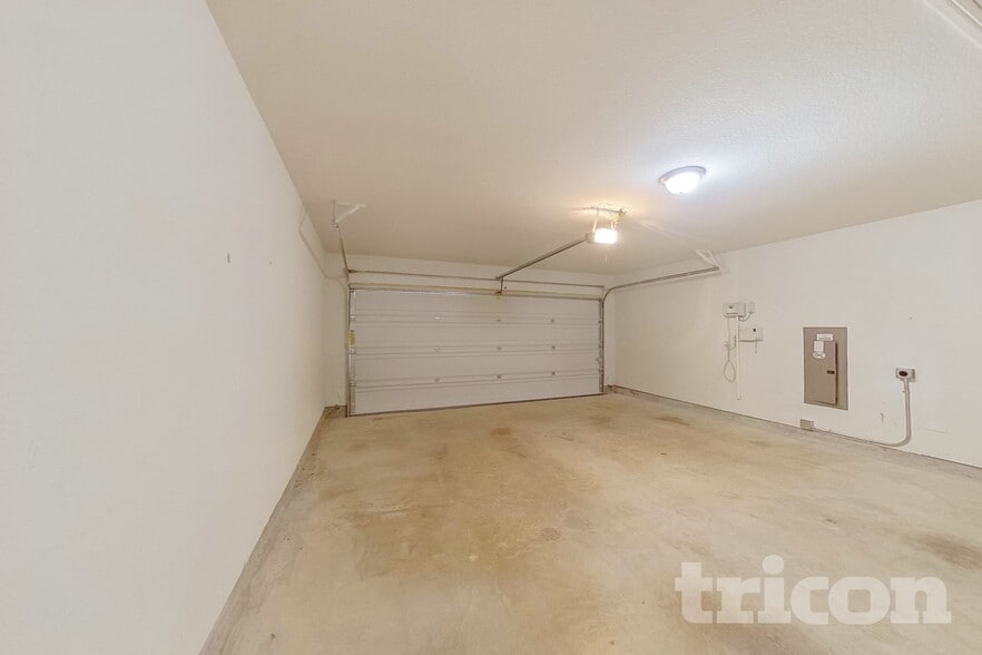 Building Photo - 1214 Cres View Dr