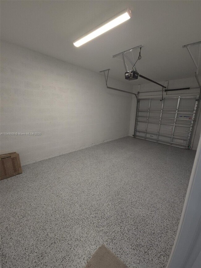 Building Photo - 321 SE Crossoak Ln