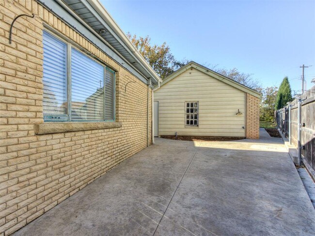 Building Photo - 2933 Cummings Dr