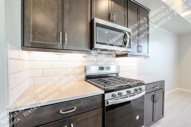 Building Photo - Desirable Community of Arabella