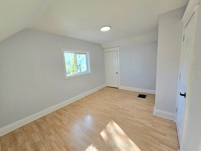 Building Photo - 324 Rosewood Ave