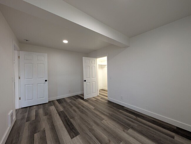 Building Photo - NW 9th &amp; Furnish Duplex