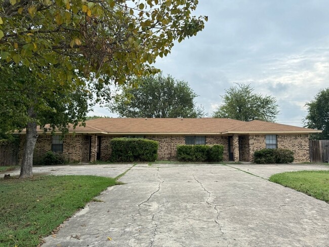 Building Photo - 3802 Hereford Ln