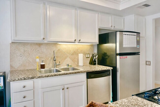 Building Photo - Poolside Condo